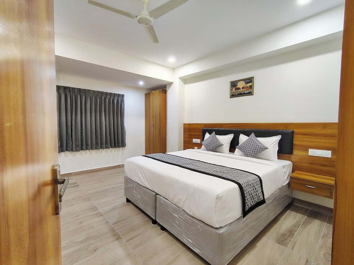 Spacious king room with AC and TV