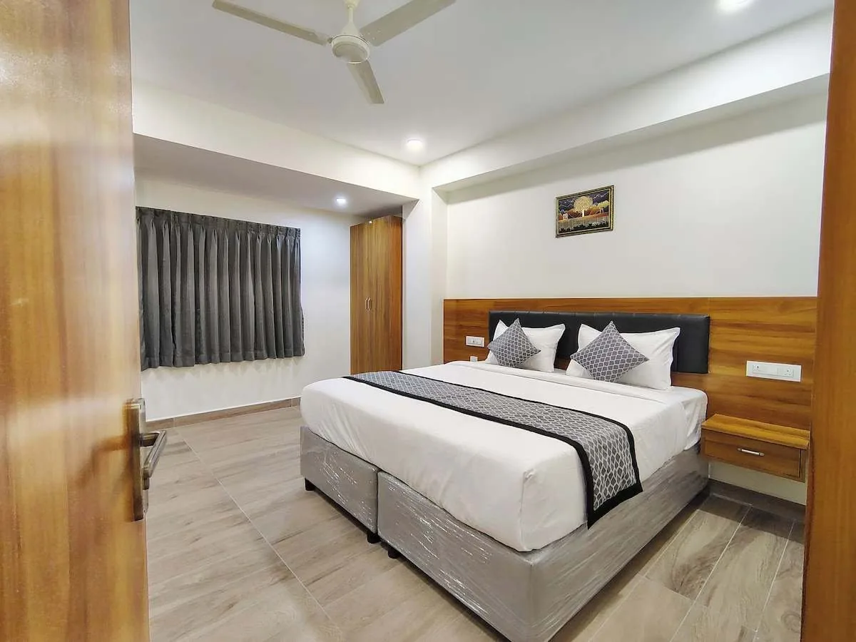 Spacious king room with AC and TV